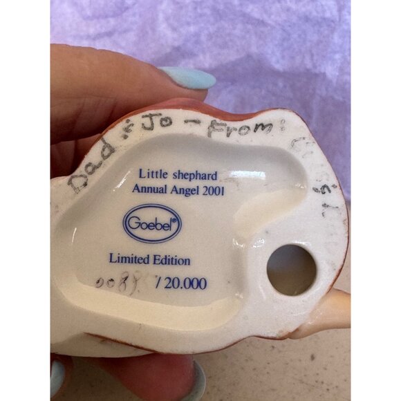 Vintage Goebel Annual Angel Sitting With Lamb Angel 895/20,000 2001 - Picture 9 of 10